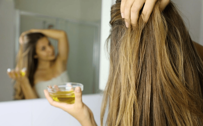 Sử dụng dầu oliu để hấp dầu giúp phục hồi tóc hư tổn do sử dụng nhiệt, cải thiện độ bóng và mềm mượt.