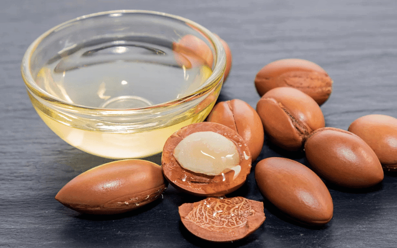 Dầu argan giúp phục hồi tóc hư tổn hiệu quả.